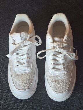 Women's Nike Court Vision Low sneakers. White With Lace Accents